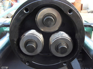 鋼筋直螺紋滾絲機使用前滾絲輪及偏心套的安裝方法？